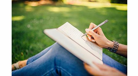 Bilježnica u kojoj se upisuje tekst olovkom